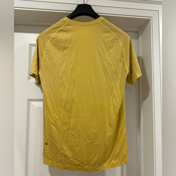 š·ļø Lululemon Menās Moisture-Wicking T-Shirts - Gently Used - Picture 3 of 4